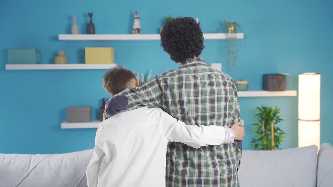 dos hermanos felices. se abrazan y se miran.