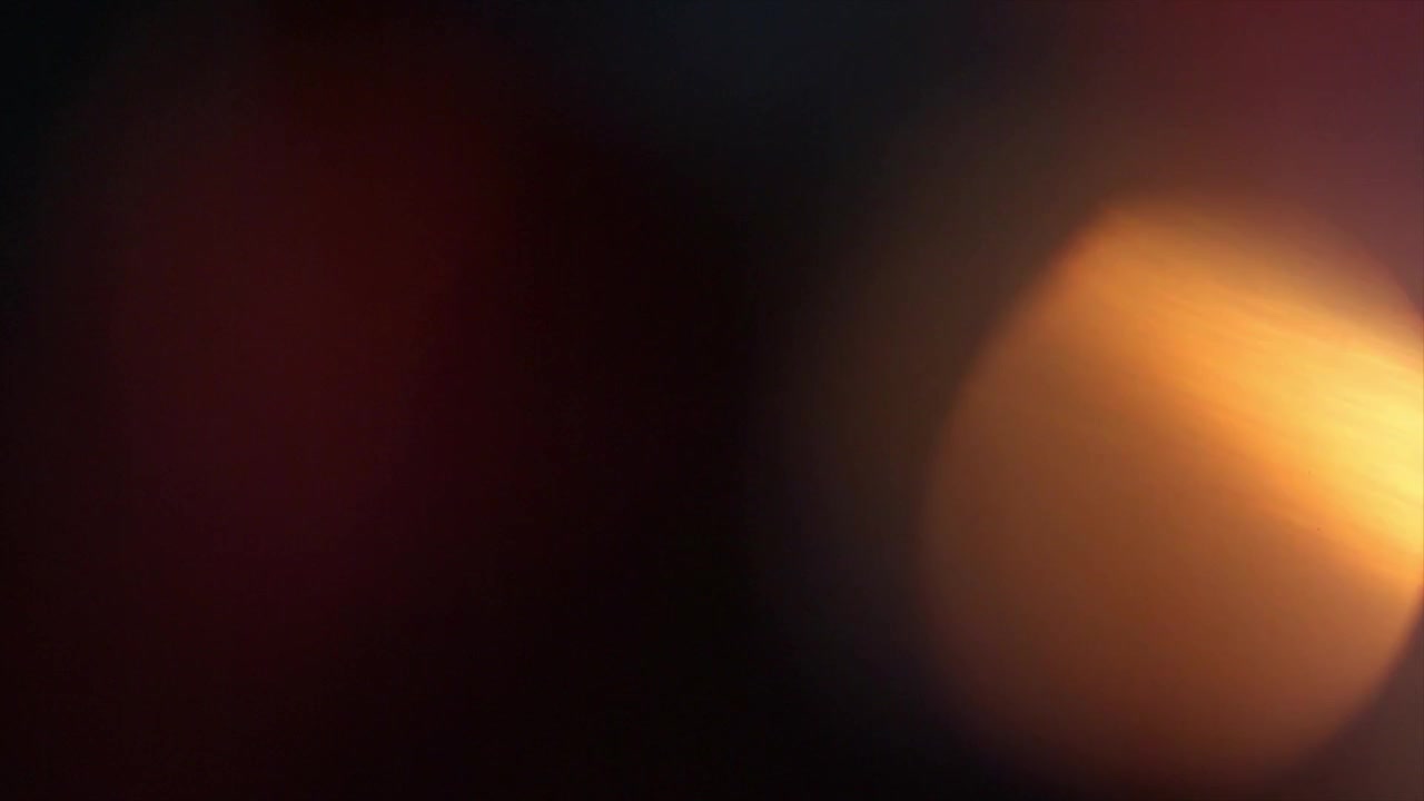 Farverige lyslækager og bokeh-overlejringer på mørk baggrund.