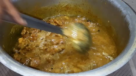 Closeup-of-professional-chef-man-prepare-meat-gravy-with-spices-on-the-oven-at-the-kitchen,-Man-preparing-dishes-with-meat