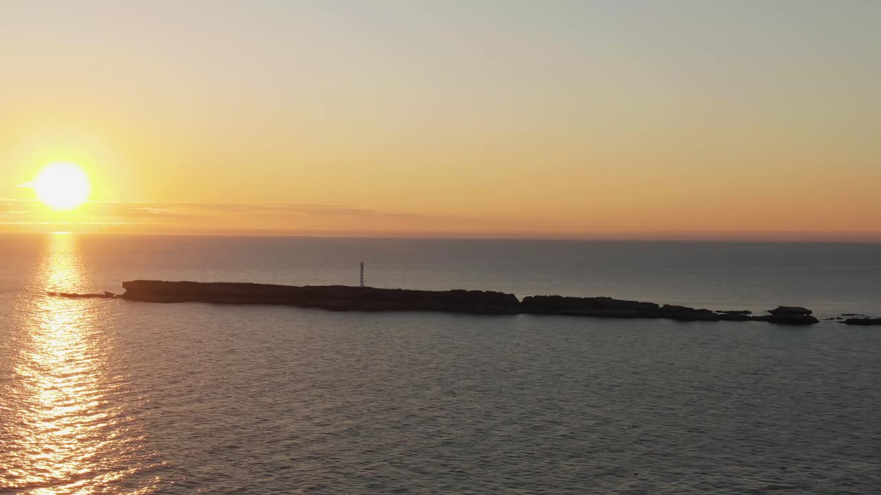 캐나다 가스페 퀘벡의 황금시간대에 세인트 로렌스 강의 평화로운 물에 있는 포인트 생 피에르의 일판