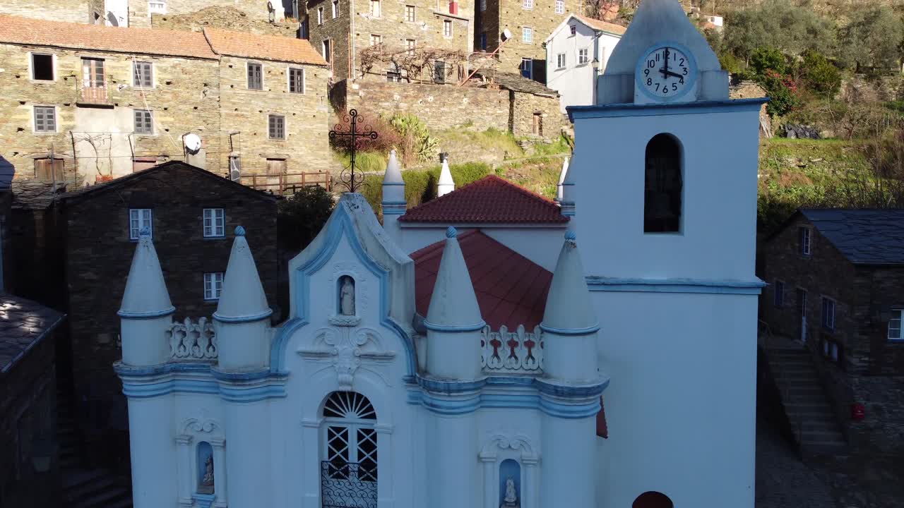 혈암석으로 만든 집들이 있는 포르투갈의 아름다운 피오당 마을