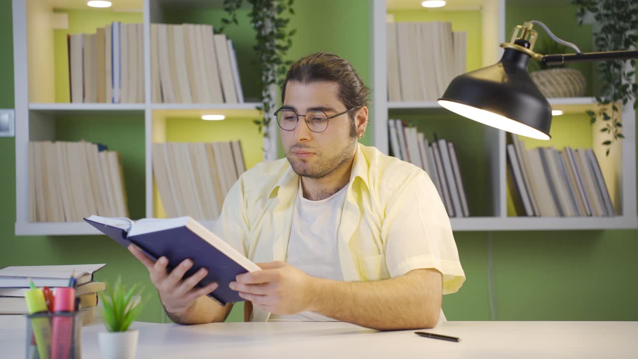 estudiante varón serio y centrado.