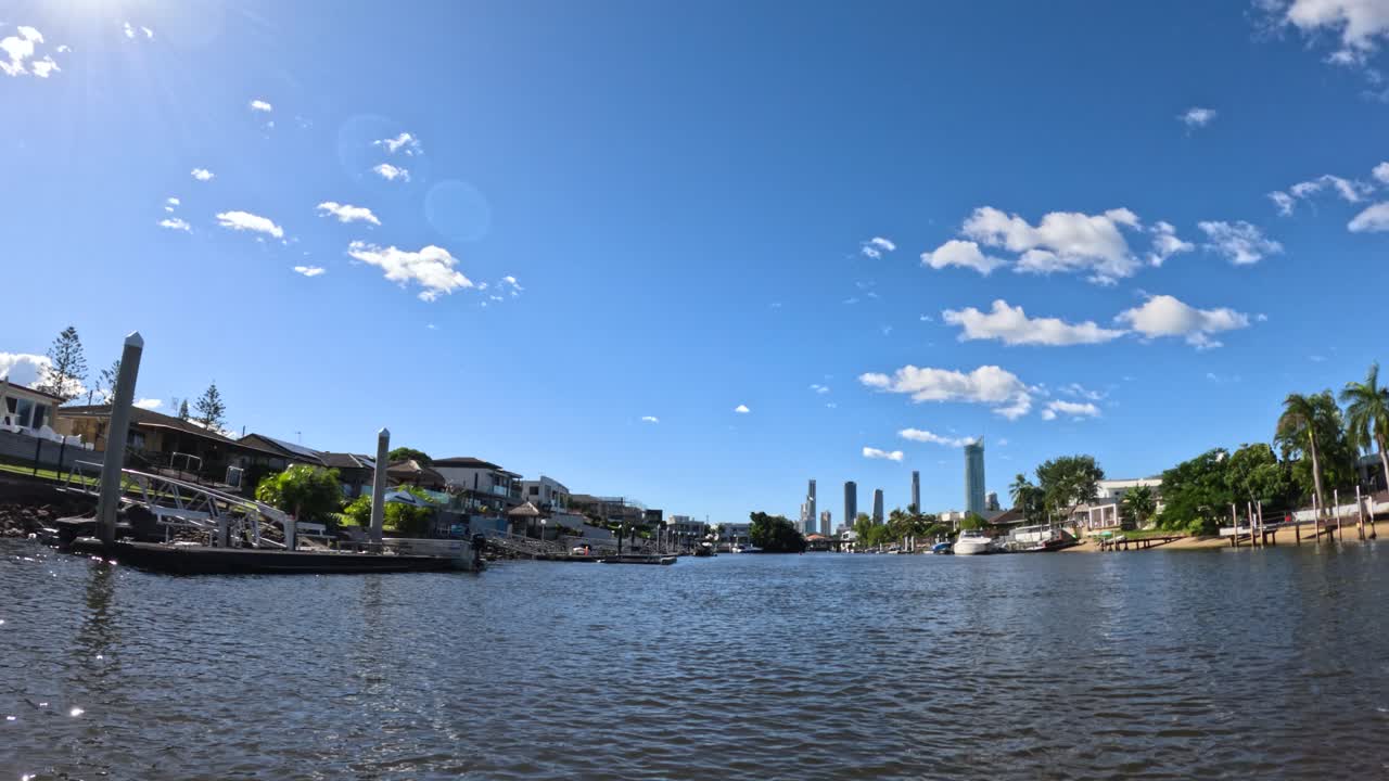 골드 코스트 운하를 따라 조용한 보트 타기