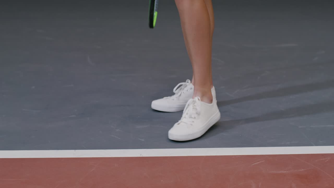 테니스 를 하기 위해 준비 하고 있는 여자