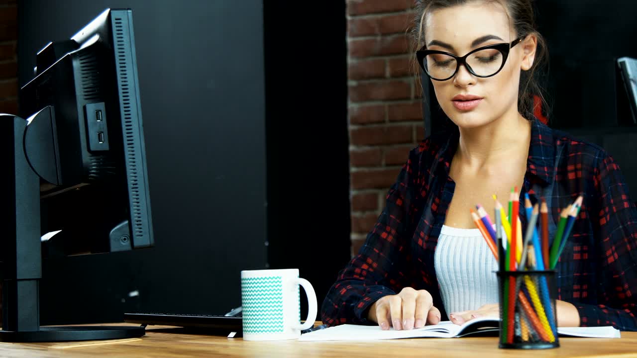 bella ragazza che lavora con il pc