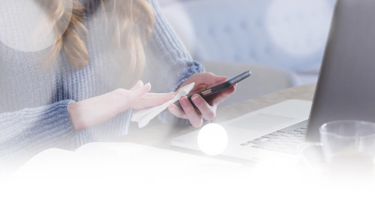 백인 여성이 집에서 노트북을 사용하여 스마트폰을 고 있는  반점 애니메이션