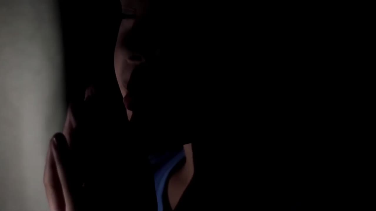 niño rezando a dios con las manos juntas material de archivo-4