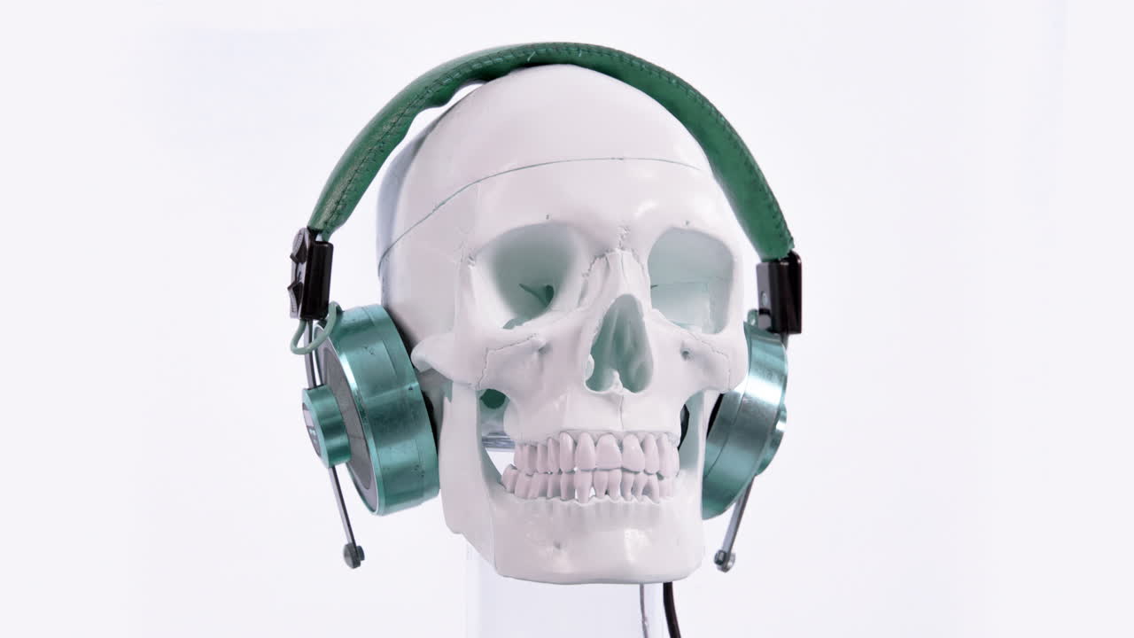 cráneo con auriculares de oro