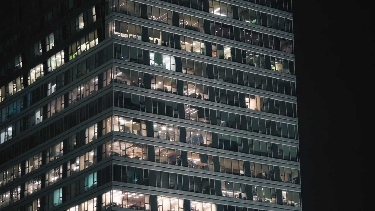 Edifício corporativo à noite