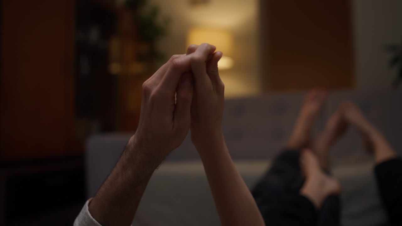 손을 잡은 커플