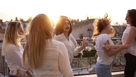 Sechs-Frauen-Hängen-Zusammen-Auf-Der-Terrasse-Ab