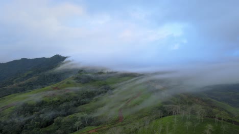 Vuelo-Sobre-La-Niebla-En-Los-Densos-Bosques-Tropicales-De-Costa-Rica,-4k,-Paisaje