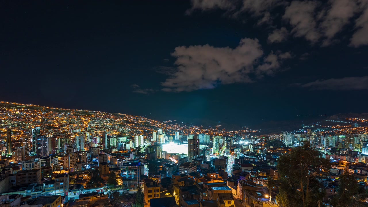 Timelapse panoramico di La Paz di notte con luci cittadine illuminate e densi edifici urbani. Skyline della Bolivia dopo il tramonto.
