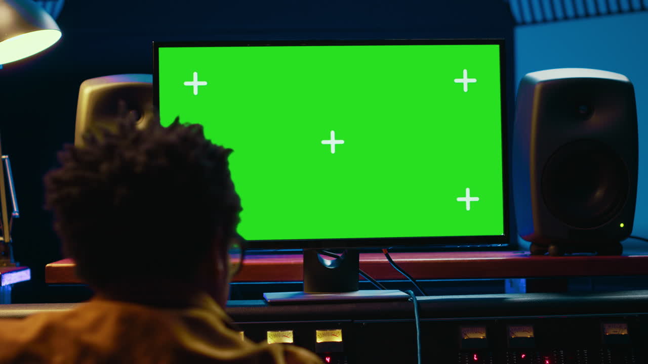 ingegnere audio afroamericano usa greenscreen sul pc