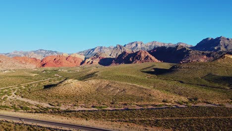 Vista-Aérea-De-La-Montaña-Red-Rock-Que-Vive-En-El-Sur-De-Nevada.