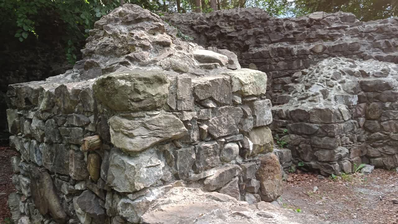 태양 반사와 함께 고대 폐허의 전망