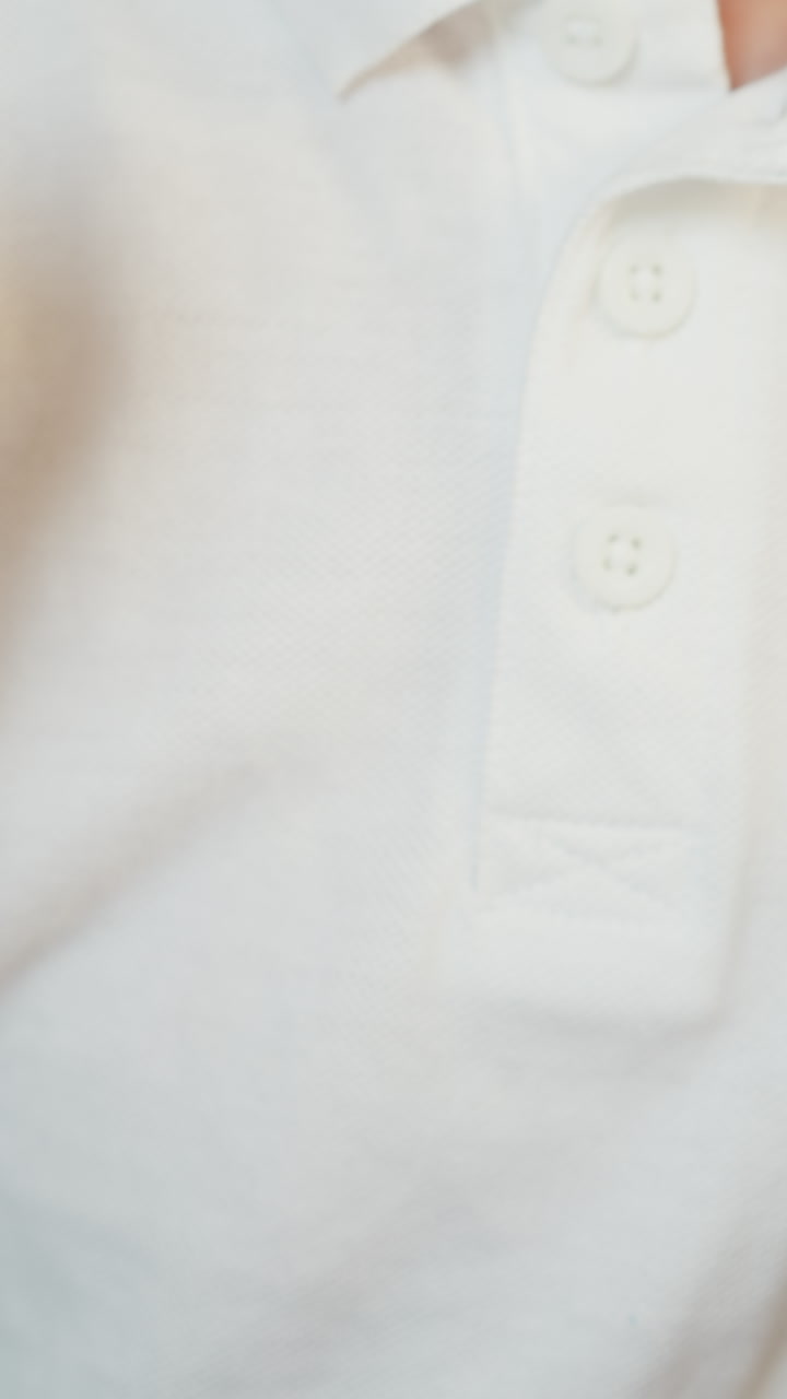 el niño pequeño abre el marcador azul y toma la regla triangular en el escritorio con el libro de copia de primer plano. niño pequeño se prepara para dibujar formas con la herramienta en el aula