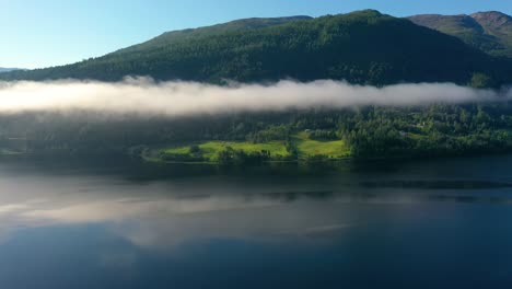 Luftaufnahmen-Schöne-Natur-Norwegen-über-Den-Wolken.