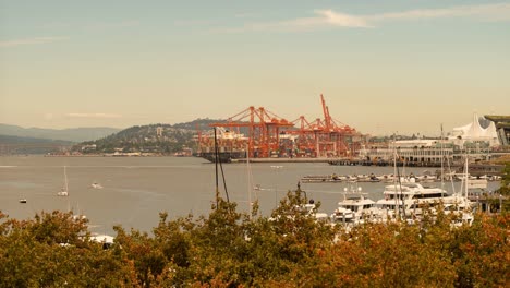 Kreuzfahrtschiffe-Verlassen-Den-Geschäftigen-Hafen-Von-Vancouver-–-Zeitraffer-Am-Tag