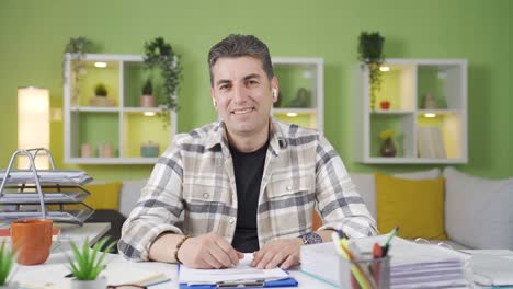 retrato de un hombre de negocios maduro y feliz trabajando en su oficina en casa.