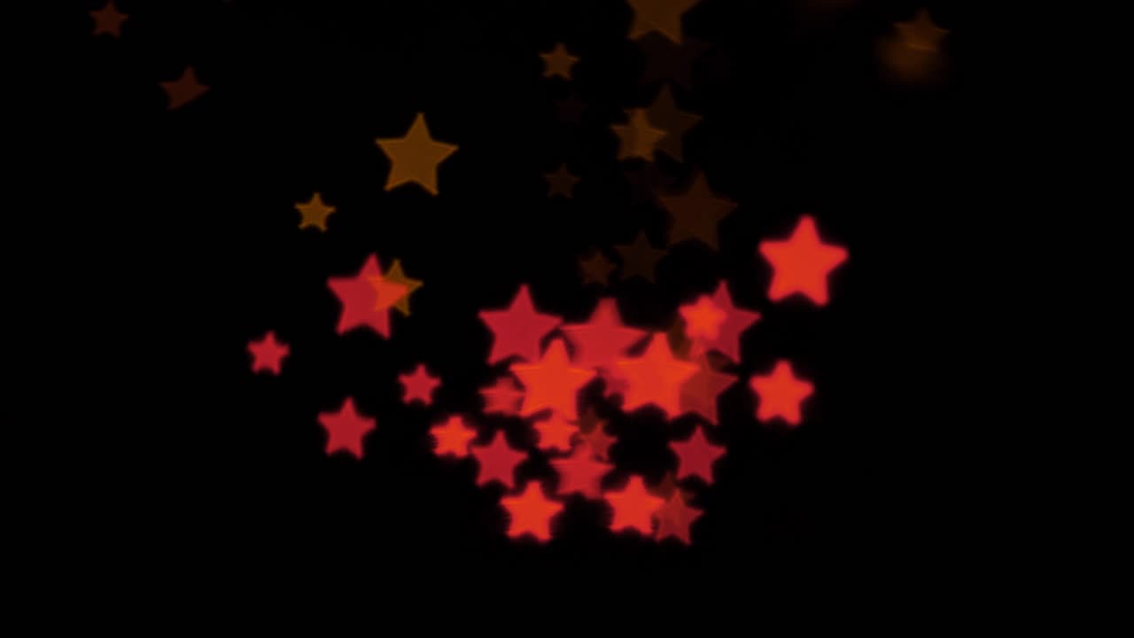 bokeh de estrella hermosa del coche en movimiento y semáforos en la noche, navidad, invierno, vacaciones o concepto de fondo de fiesta de glamour, espacio de copia