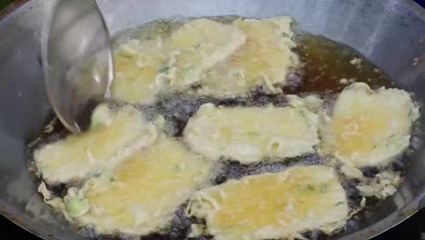 Tempe-mendoan-is-fried-in-hot-vegetable-oil-in-a-pan