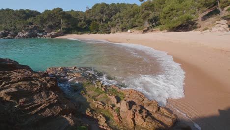 Türkisfarbenes-Wasser-An-Einem-Exotischen,-Leeren-Strand-An-Der-Costa-Brava,-Spanien