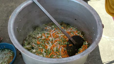 Cocinar-Verduras-Picadas-En-Una-Olla-Grande