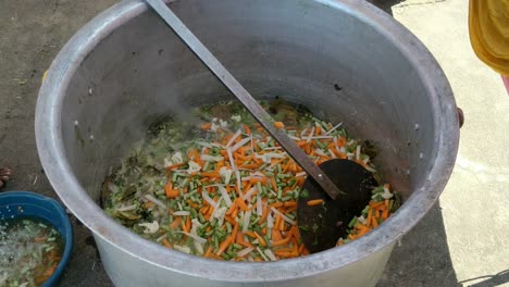 cocinando verduras picadas en una olla grande