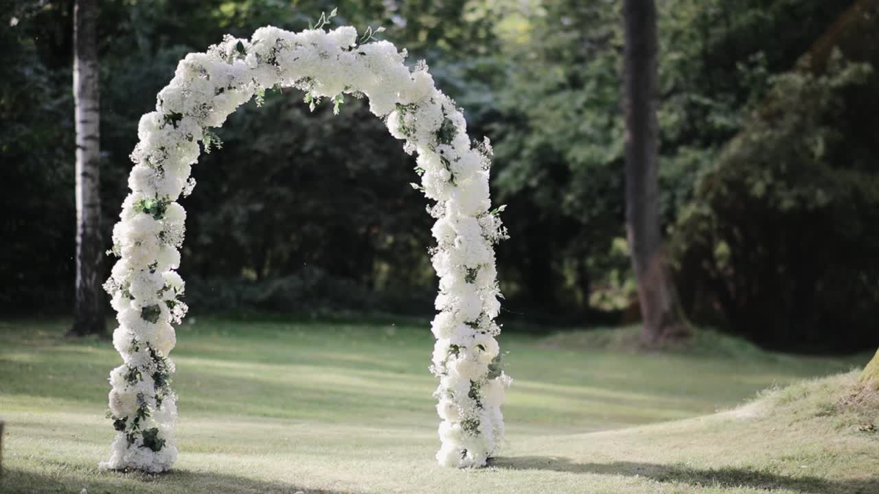 공원 정원 뒤뜰을 배경으로 한 결혼식 장소