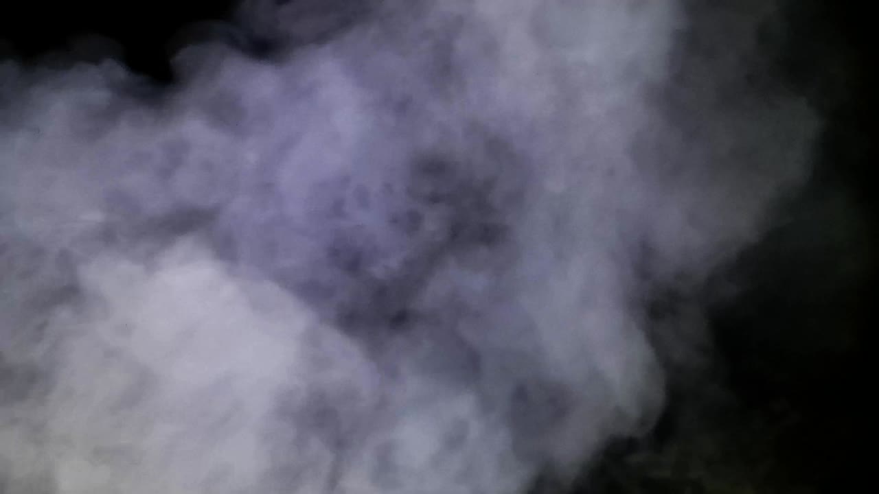 밤의 공기 속의 두꺼운 연기가