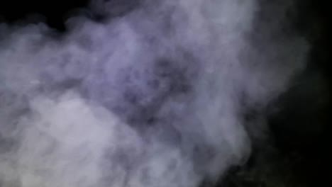 humo espeso en el aire nocturno