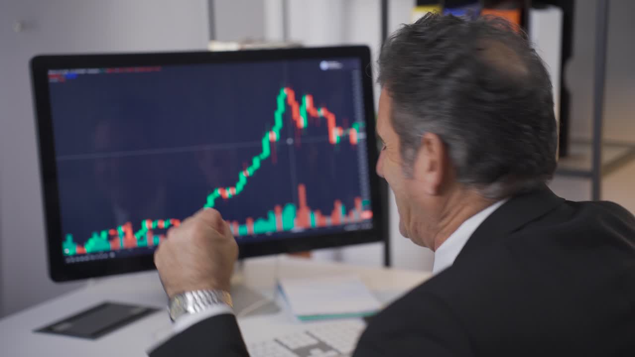 Il trader di borsa felice e simpatico vince e il valore delle sue azioni sale. Rialzo nel mercato azionario