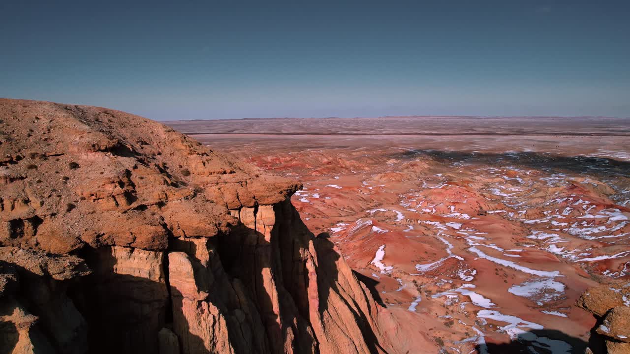 Veduta aerea delle scogliere bianche di Stupa nel deserto del Gobi, Mongolia