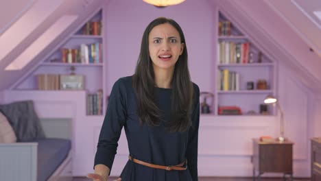 chica india enojada desafiando a alguien para pelear