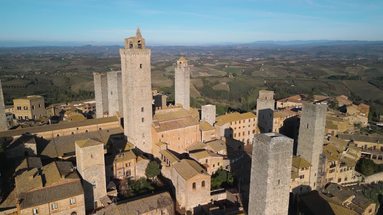 vuelo de avión no tripulado hacia adelante sobre san gimignano con hermoso paisaje toscano en el fondo