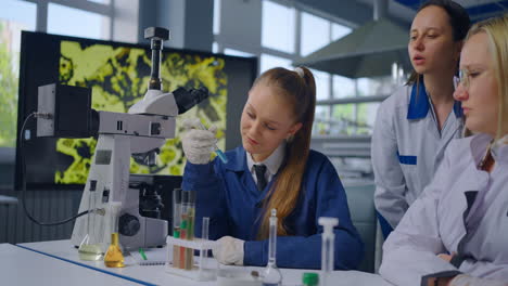 estudiantes realizando un experimento científico en un entorno de laboratorio