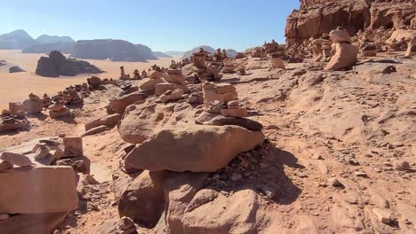 Mini-Tótems-De-Piedra-En-El-Desierto-En-Slomo