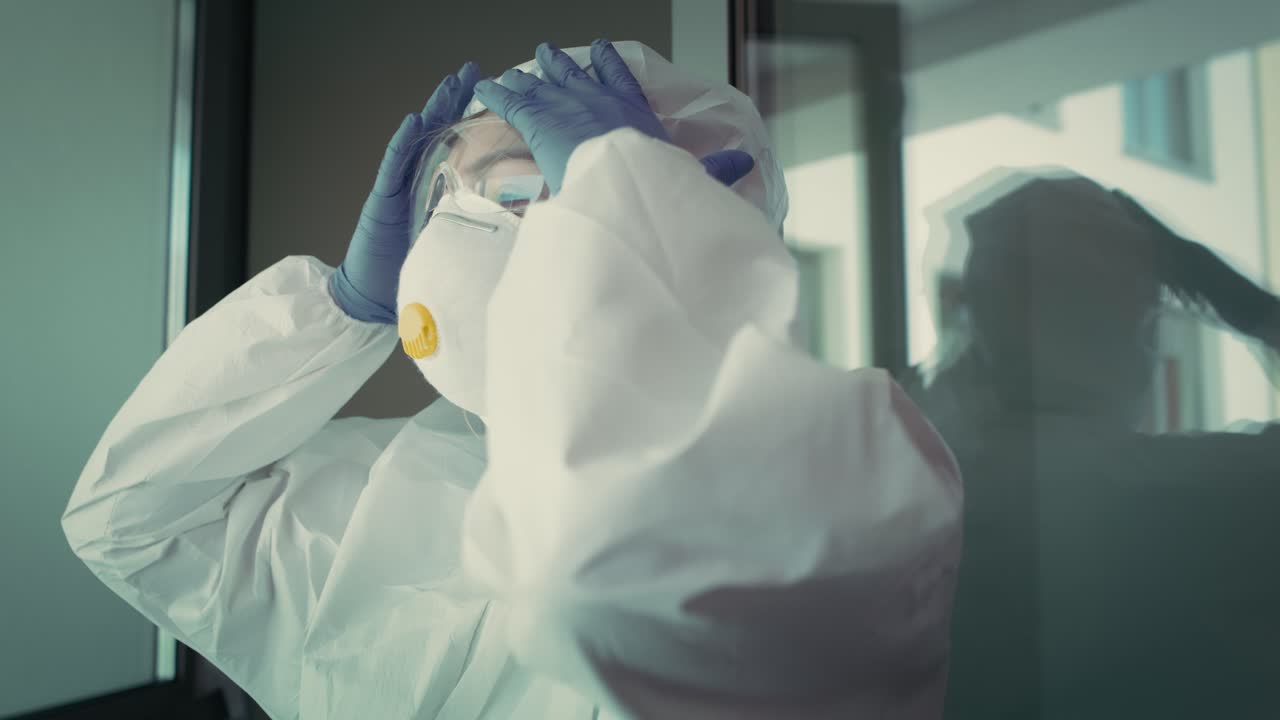 video di un medico che esce a prendere un po' d'aria fresca.