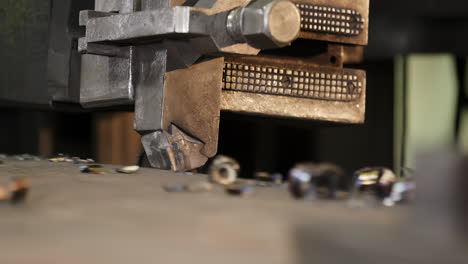 proceso de elaboración de metales en una máquina herramienta