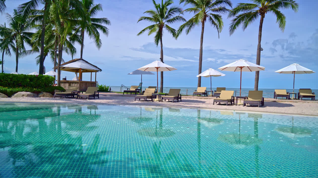 hermosa sombrilla y silla alrededor de la piscina en el hotel y resort - concepto de vacaciones