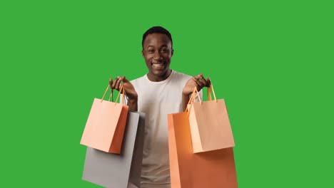 hombre bailando con bolsas de compras en sus manos