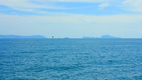 Mar-Mediterráneo-Turquesa-Con-Vistas-A-La-Isla-De-Capri-En-Nápoles,-Italia