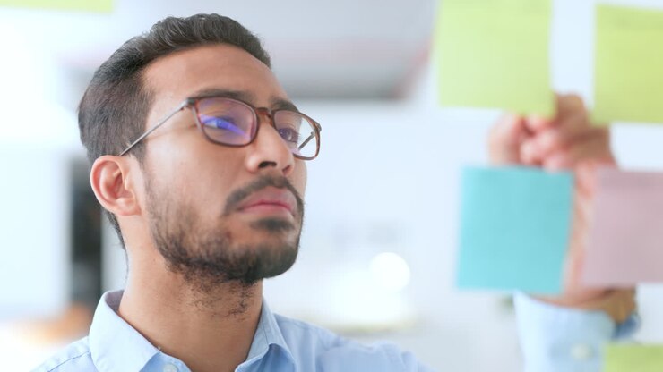 Giovane uomo d'affari felice che fa brainstorming