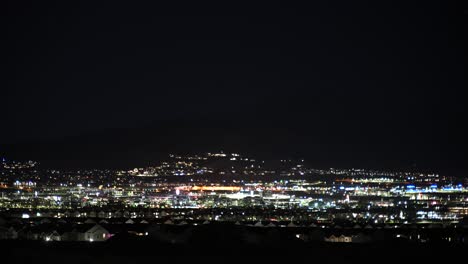 Stadtlichter-In-Der-Nacht-In-Einem-Tal-Unter-Den-Bergen