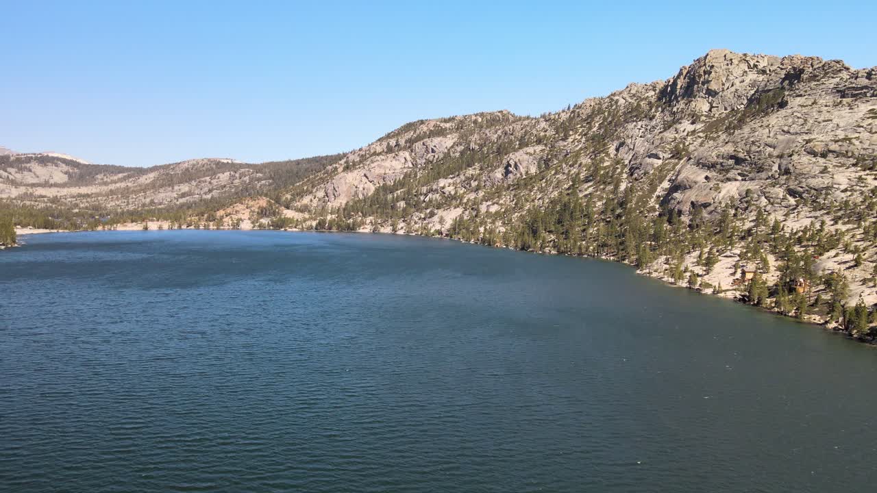 낮은 에코 호수 위로 깃대 봉우리를 향해 날아가는 무인 항공기는 위쪽 에코 호수와 황폐한 광야 봉우리를 배경으로 왼쪽으로 돌립니다.