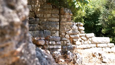 Butrint,-Albanien,-Eine-Steinmauer-Aus-Antiken-Ruinen,-Getaucht-Im-Licht-Eines-Heißen-Tages