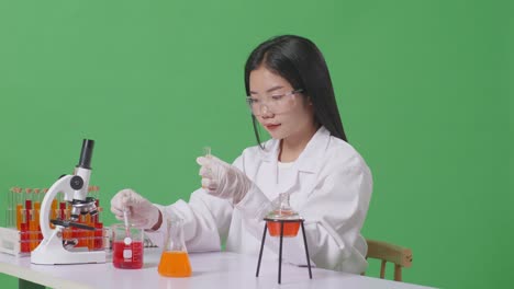 científico realizando un experimento de química