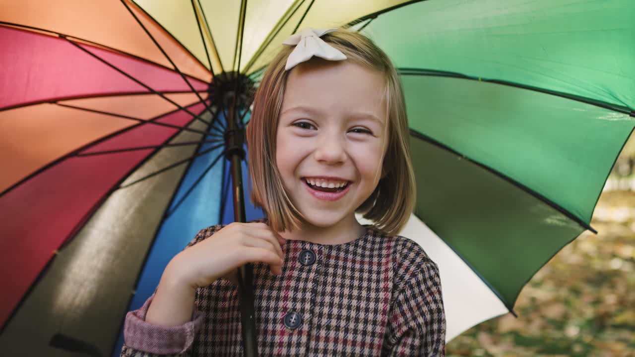 vista a mano di una ragazza affascinante con l'ombrello