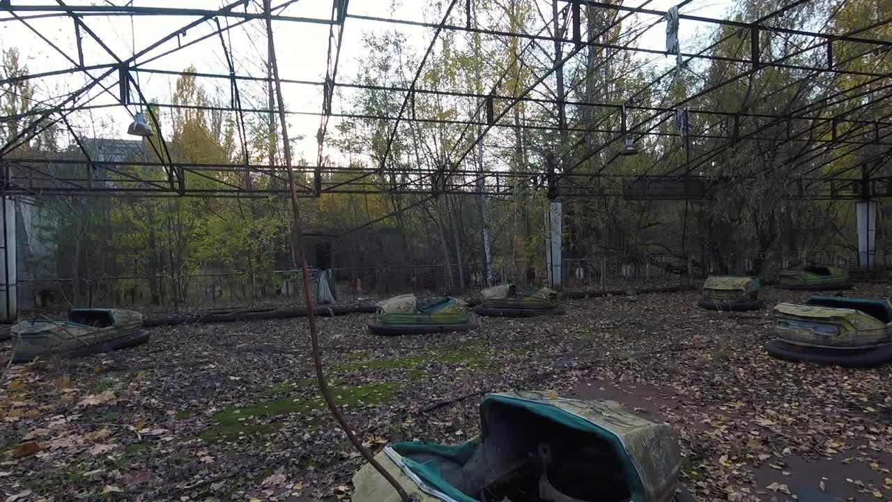 chernobyl: autos chocadores abandonados en el parque de diversiones en pripyat, ucrania